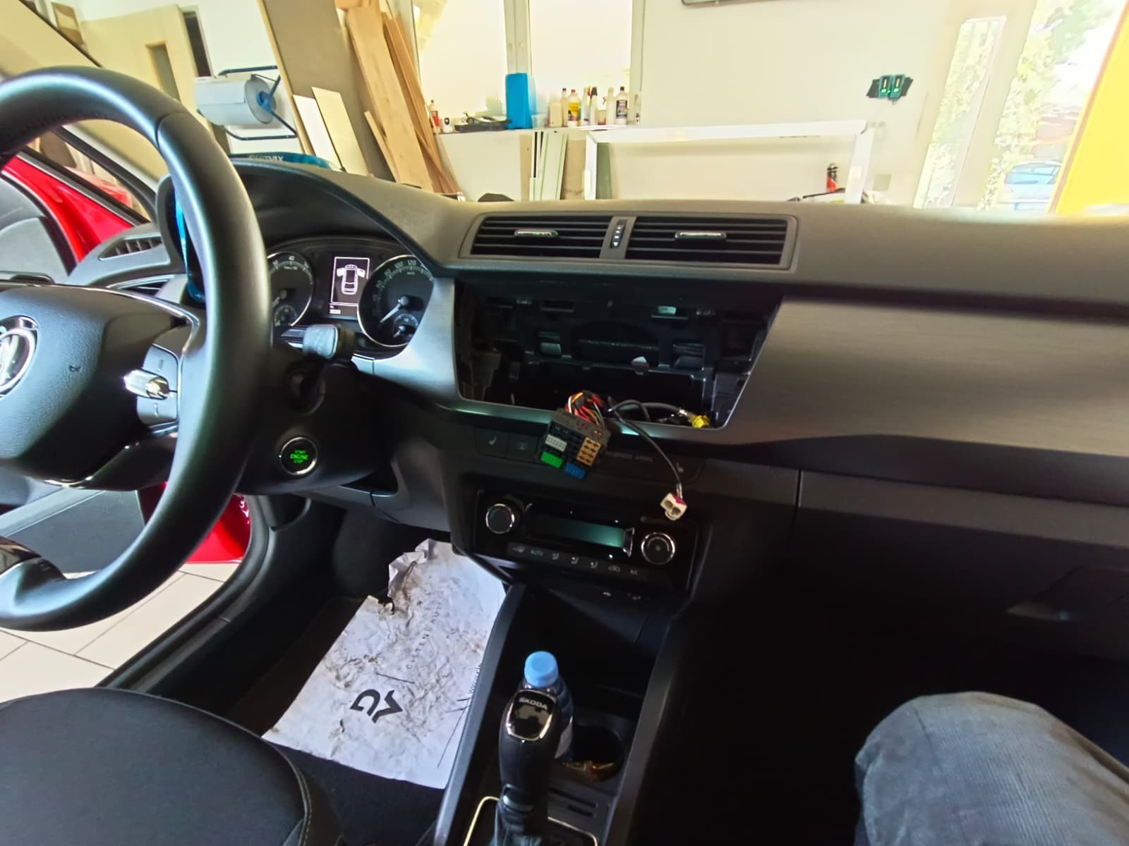 Montáž navigace a monitoru do auta